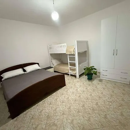 別荘 Guest House Tirana ティラナ